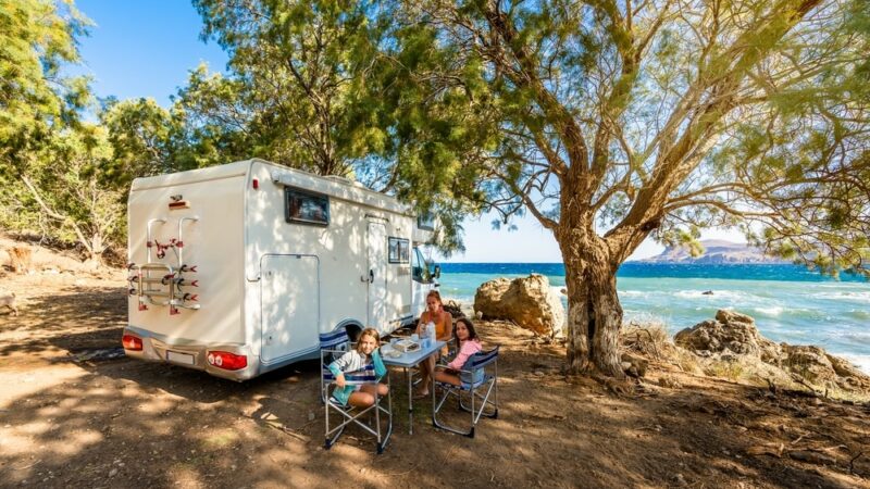 Un camping les pieds dans l’eau en Côte d’Azur en famille    