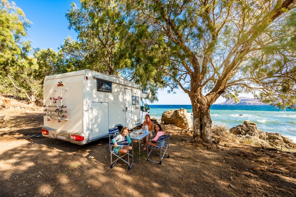 Un camping les pieds dans l’eau en Côte d’Azur en famille    